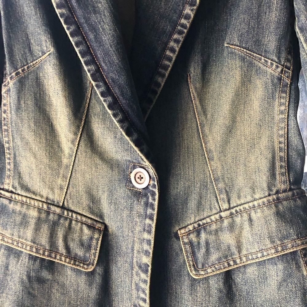Gap denim jacket with a tapered distressed look very slimming